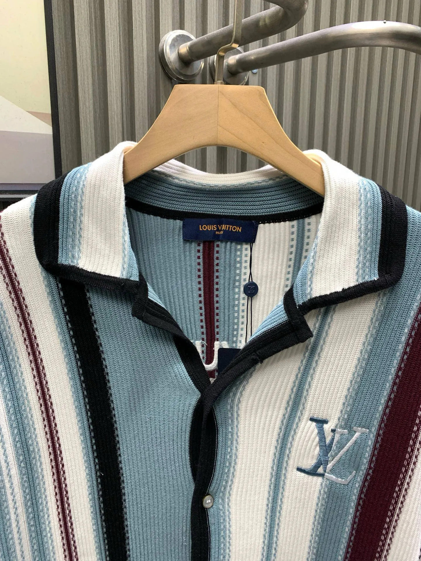 🅿️440 🀄️ Louis Vuitton Louis Vuitton 1v color block striped knitting. The original version was purchased for 15900 and developed. Custom-dyed 32-count double-ply combed cotton yarn. Used imported German (Stoll) 7 knitting machine custom-dyed yarn. Wool jacquard. Imported embroidery. Wool fermentation. Customized buttons. Customized trademark. Loose version. The original version is dyed and dyed. The color similarity is as high as 95%. The yarn is made of 2 strips of 260 combed cotton on the bottom + 5 strips of polyester + 1 strip of high-elastic stretch frame. The loom is a 14-needle STOLL machine imported from Germany. Each piece of fabric takes 390 minutes. Due to the particularity of this weave, the stability requirements of the machine are very high. Many machines cannot do it. The weaving time is very long. It is easy to have waste pieces when weaving the piece. The loss will be very large. The sewing plate is sewn with a 20-needle plate. In order to maximize the restoration effect, our large body fabric pieces are woven on an ultra-fine 16-needle flat machine. The whole piece of clothing has almost no knots. It is recommended to pair it with shorts of the same style.